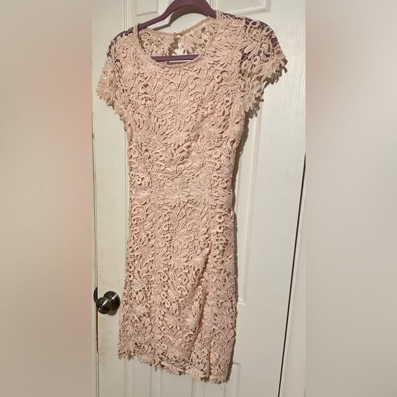 🩵 Lulus blush cotton lace dress with keyhole back. 092 - Picture 4 of 11
